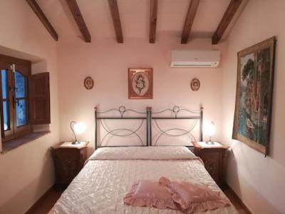 sypialnia z łóżkiem i 2 lampkami na stołach w obiekcie Villa Armonia w mieście Borgo a Mozzano