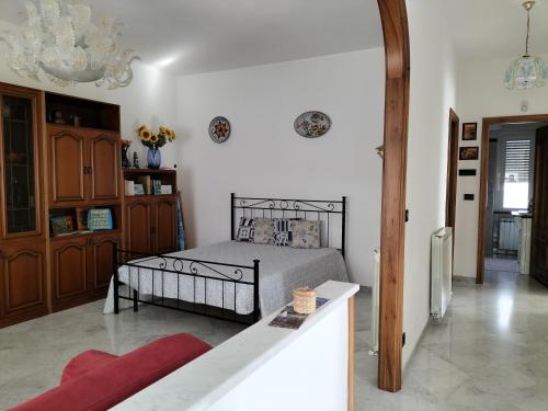 een slaapkamer met een bed in een kamer bij Sarina House Ocean View in Lavagna