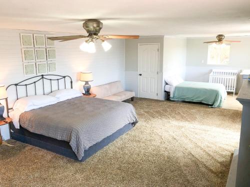 1 dormitorio con 2 camas y sofá en New Listing-Game room, Theater room, Amazing views, en Cedar City