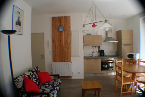 un salon et une cuisine avec un canapé et une table dans l'établissement Résidence du Château Lublin, à La Bresse