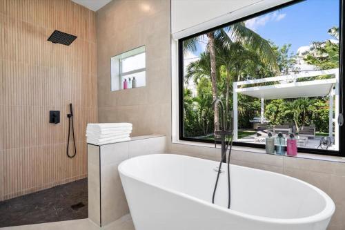 Ένα μπάνιο στο VillaLee-Jungle Palm Island white marble pool Area