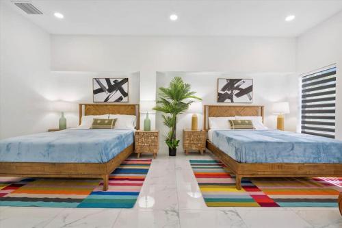 Ένα ή περισσότερα κρεβάτια σε δωμάτιο στο VillaLee-Jungle Palm Island white marble pool Area