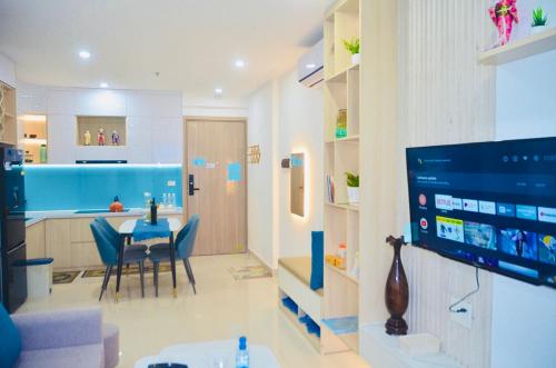 Televisyen dan/atau pusat hiburan di HAPPY HOUSE PREMIER - Căn Hộ 3PN Tiện Nghi , View Đẹp, Trung Tâm, Hồ Bơi&Gym Free