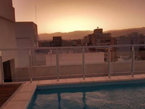 desde la azotea de un edificio con piscina en Departamentos Giovanni en Salta