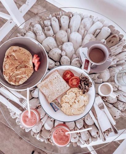 Sal Central في أُلُواتو: طاولة مع طبق من الطعام وكوب من القهوة