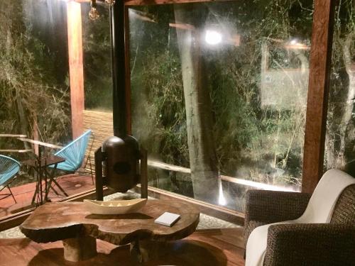 Un lugar para sentarse en Acogedora cabaña en el bosque, Via La Calera
