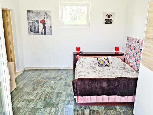 um quarto com uma cama e piso em madeira em Apartments and rooms by the sea Stara Novalja, Pag - 11626 em Novalja