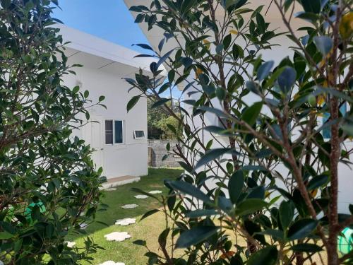 a view through the trees of a house at Pon Resort in Ban Phe