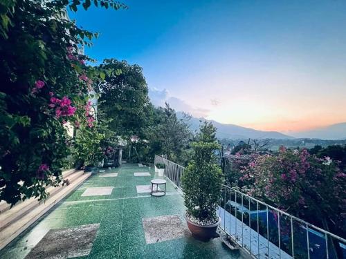 mit Blick auf einen Balkon mit Pflanzen und Blumen in der Unterkunft Villas Little White House Quê Vải in Ðào Lãng