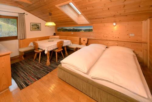 Tempat tidur dalam kamar di Apartment Puciacia - Bauernhof