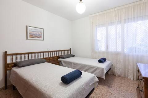 1 dormitorio con 2 camas y ventana en Ametlla Gem by the Harbour, en L'Ametlla de Mar