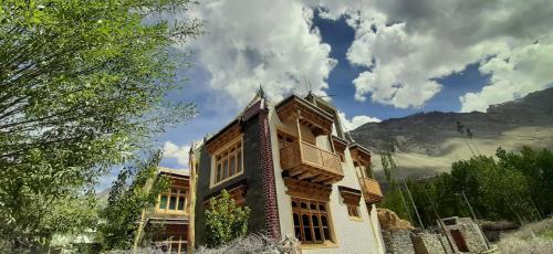 una casa en las montañas con un cielo en Himalayan Regal House, en Deskit