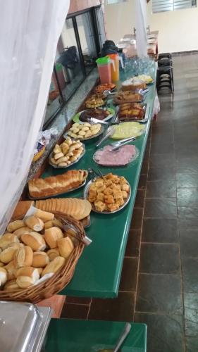 a long table filled with different types of food at Hotel Refugio in Bonito