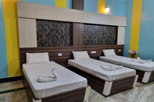 מיטה או מיטות בחדר ב-BASANTA CONVENTION