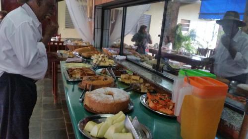 una linea a buffet con molti tipi di cibo diversi di Hotel Refugio a Bonito