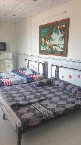 Un pat sau paturi într-o cameră la NHÀ NGHỈ BẾN TÀU