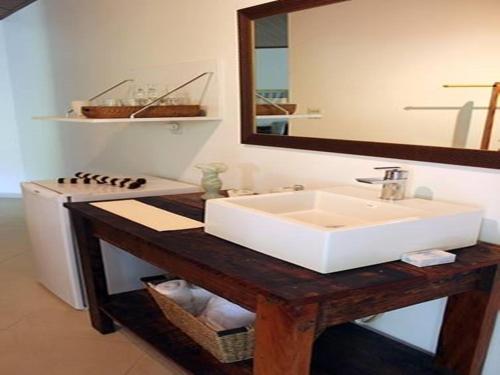a bathroom with a white sink and a mirror at Hospedaria Fascino Del Mare Guesthouse in Ilhabela