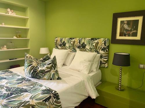 una camera da letto con un letto e pareti verdi di Casa Morea a Ourense