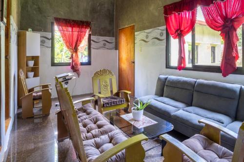 sala de estar con sofá y mesa en Kasa Alagao farm, en Bauan