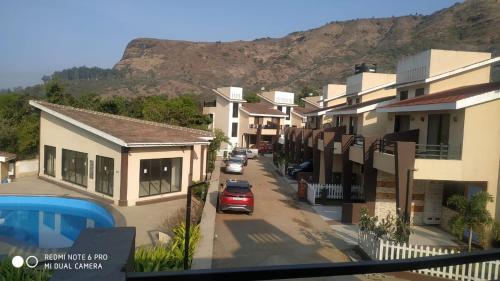 vistas a una calle de una pequeña ciudad con casas en Villa at Lonavala - SaGa Montana (Hill View), en Lonavala