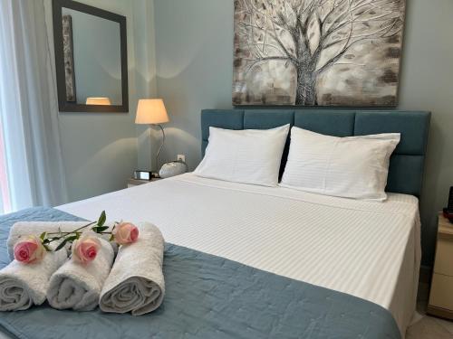 1 dormitorio con 1 cama con toallas en Kavala Port Apartments en Kavala