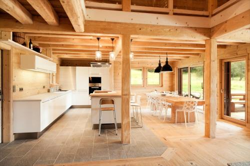 cocina y comedor con mesa y sillas en Hevea, en Chamonix-Mont-Blanc