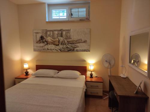 Nice-Comfort-Lux Apartment 95m2 near the beach في ميدولين: غرفة نوم بسرير ومكتب فيه مصباحين