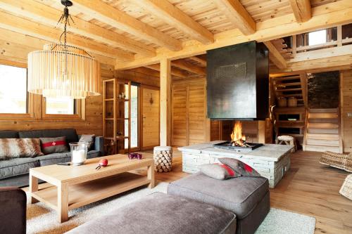 sala de estar con sofá y chimenea en Hevea, en Chamonix-Mont-Blanc