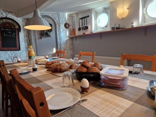 a table with bread and food on top of it at De Logeerboot Dordrecht in Dordrecht