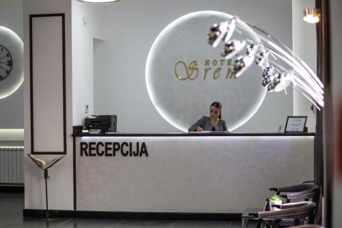 Hóspedes ficando em Hotel Srem