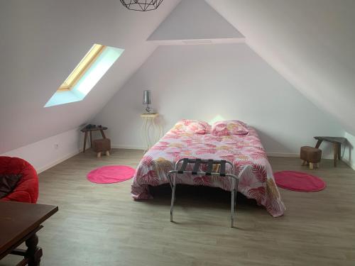 - une chambre mansardée avec des tapis dans l'établissement Parc ar Brun Bihan, à Minihy-Tréguier