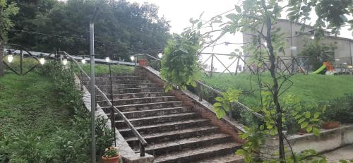 un conjunto de escaleras en un jardín junto a un edificio en La Vecchia Fattoria, en Pignola
