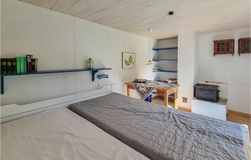 1 dormitorio con cama y escritorio. en Amazing Home In Frgelanda With Kitchen, en Färgelanda
