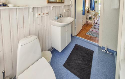 y baño con aseo y lavamanos. en Amazing Home In Frgelanda With Kitchen, en Färgelanda