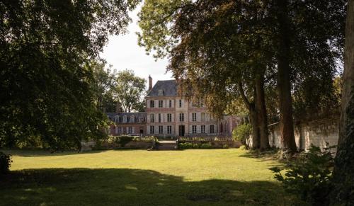 a large house with a large lawn in front of it at Château de Bouillancourt en Sery in Bouillancourt-en-Séry