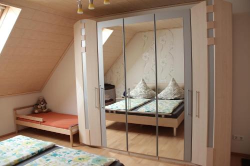 2 camas en una habitación con paredes de cristal en Ferienwohnung Knaub, en Bad Wildungen