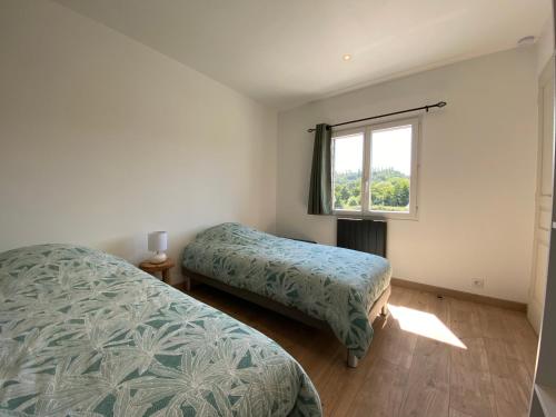 - une chambre avec 2 lits et une fenêtre dans l'établissement L’Albâtre - Maison située à quelques pas de la mer, à Saint-Aubin-sur-Scie