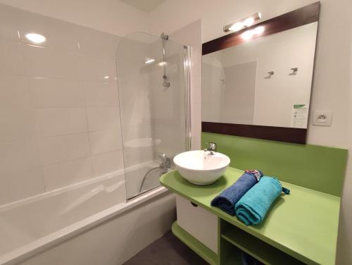 Phòng tắm tại Douceur du Verdon- Climatisé avec Piscine, Parking