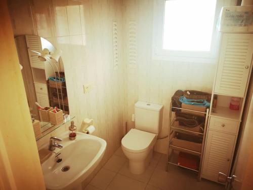 une salle de bain avec des toilettes blanches et un lavabo dans l'établissement Casa en urb. con la piscina más GRANDE de Jávea., à Jávea