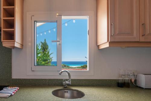 una finestra della cucina con vista sull'oceano di Villa Margarita 85 With Expectacular see Views a Son Bou
