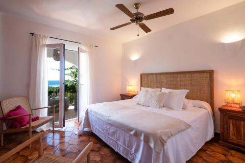 Schlafzimmer mit einem Bett und einem Deckenventilator in der Unterkunft Villa Margarita 85 With Expectacular see Views in Son Bou