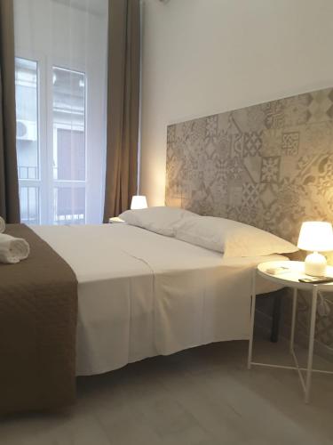 Un dormitorio con una cama grande y una ventana en A casa dei 3, en Catania