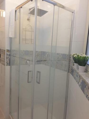 una doccia con porte in vetro in bagno di A casa dei 3 a Catania