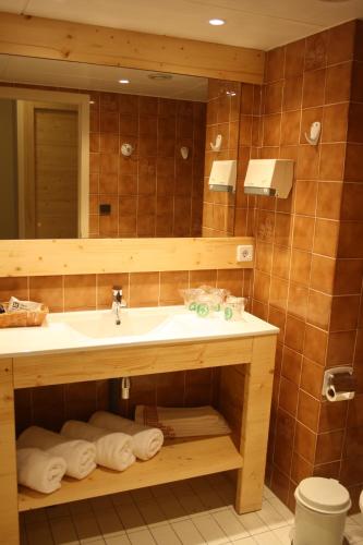  Hotel Bonavida -  Room  picture :   Bath    Safety deposit box    TV                           