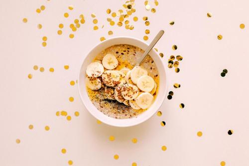 瓦尔卡拉The Ixora - A Boutique Homestay的香蕉和种子的燕麦片