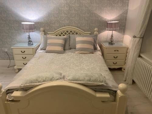 1 dormitorio con 1 cama grande y 2 mesitas de noche en Coastal Joy - Room 5, en Newbiggin-by-the-Sea