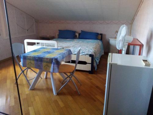 - une chambre avec un lit, une table et des chaises dans l'établissement "La Gardenia" Affittacamere, à Marina di Montemarciano