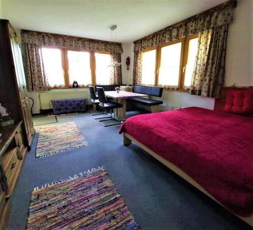 ein Schlafzimmer mit einem großen Bett, einem Tisch und Stühlen in der Unterkunft Apartment Gletscherbergblick in Obergurgl