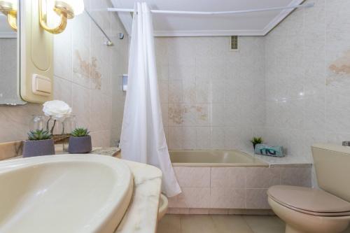 Koupelna v ubytování Apartamento con piscina a 250m de la playa