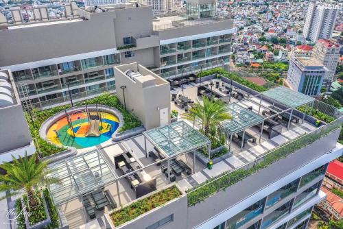 頭頓的住宿－The Song Vung Tau Apartment，享有带游乐场的建筑的空中景致